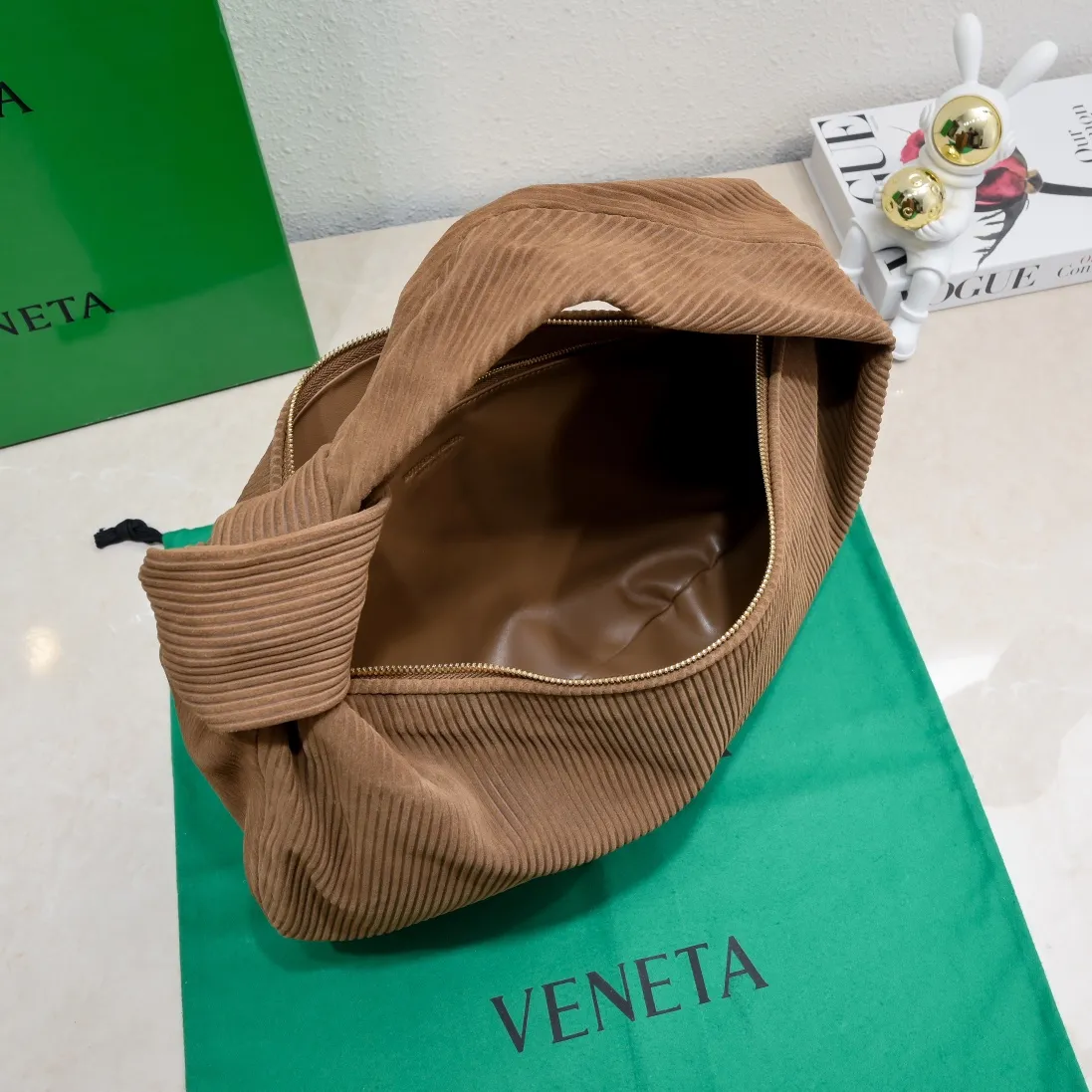 The batch 1960 large Jodie tote handbag is made of suede with an embossed effect similar to corduroy. It is made with Intreccio weaving process. It has a cool and retro style. It is full of energy, free and easy, and its distinctive personality brings multi-layered charm to the daily wardrobe~ 🔝The soft and flowing fabric conveys a soft touch# A relaxed and comfortable feeling is reinterpreted in the silhouette. The interior is made of sheepskin. Dimensions: Width 40 Height 48 Thick 16 [6698#]